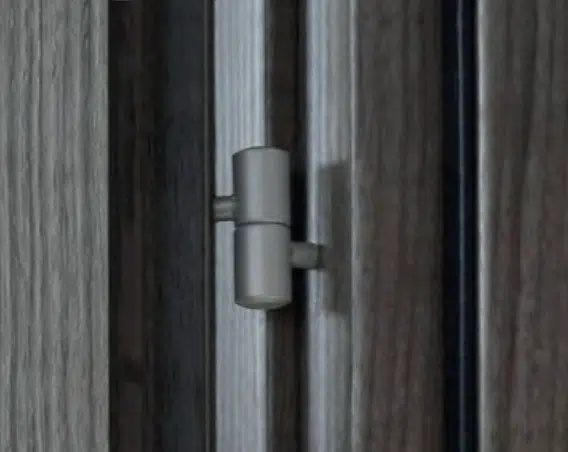 ibv - detail specialniho zavesu unico - Najkrajšie spojenie dverí a zárubní.